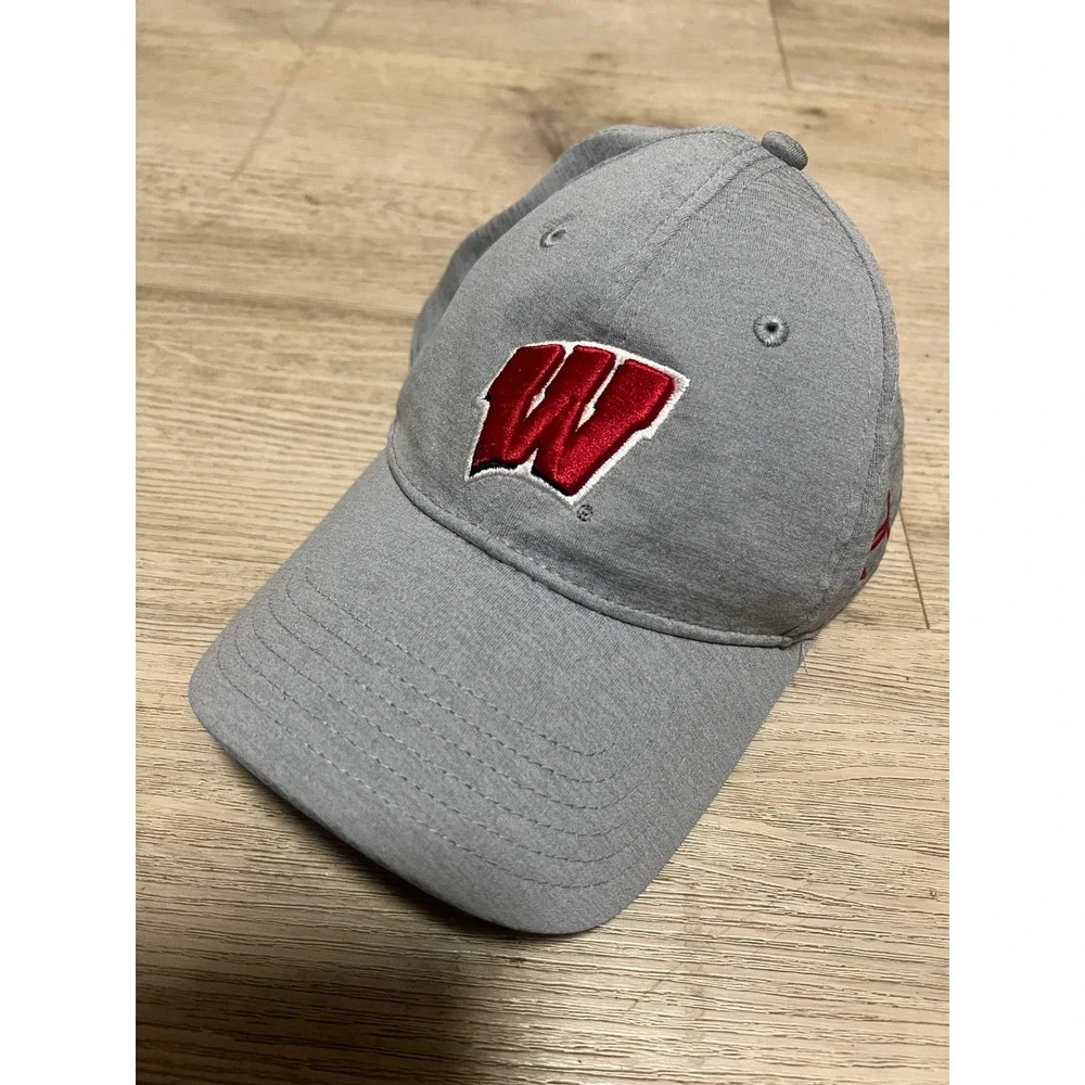 Under Armour Wisconsin Badger Baseball Cap‎ Hat L/XL Strech Flexfit Gray Red